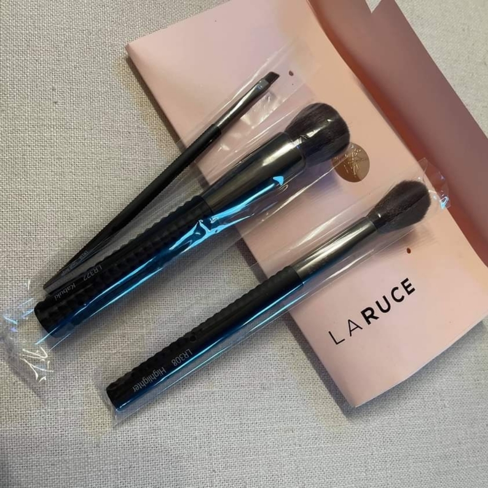 New. Luxury LaRuce Brush Set